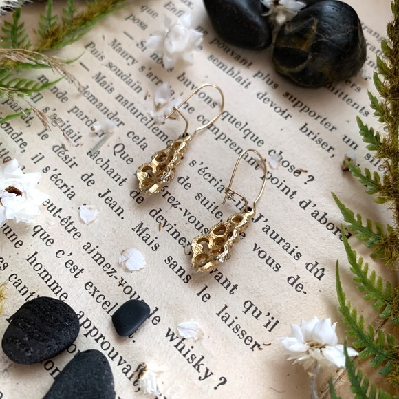 50's BAROQUE SCALLOPED ROPE LATTICE DANGLE EARRINGS - Picture 4 of 10